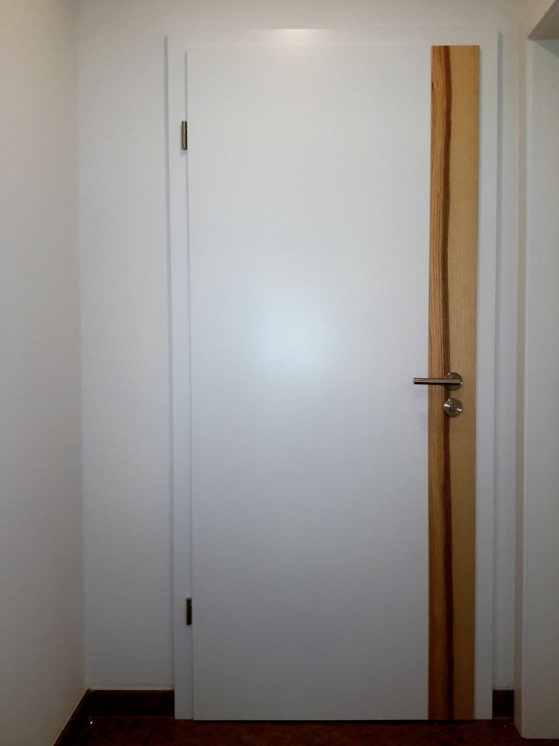 Zimmertüre weiß lackiert mit Kernesche Längsstreifen