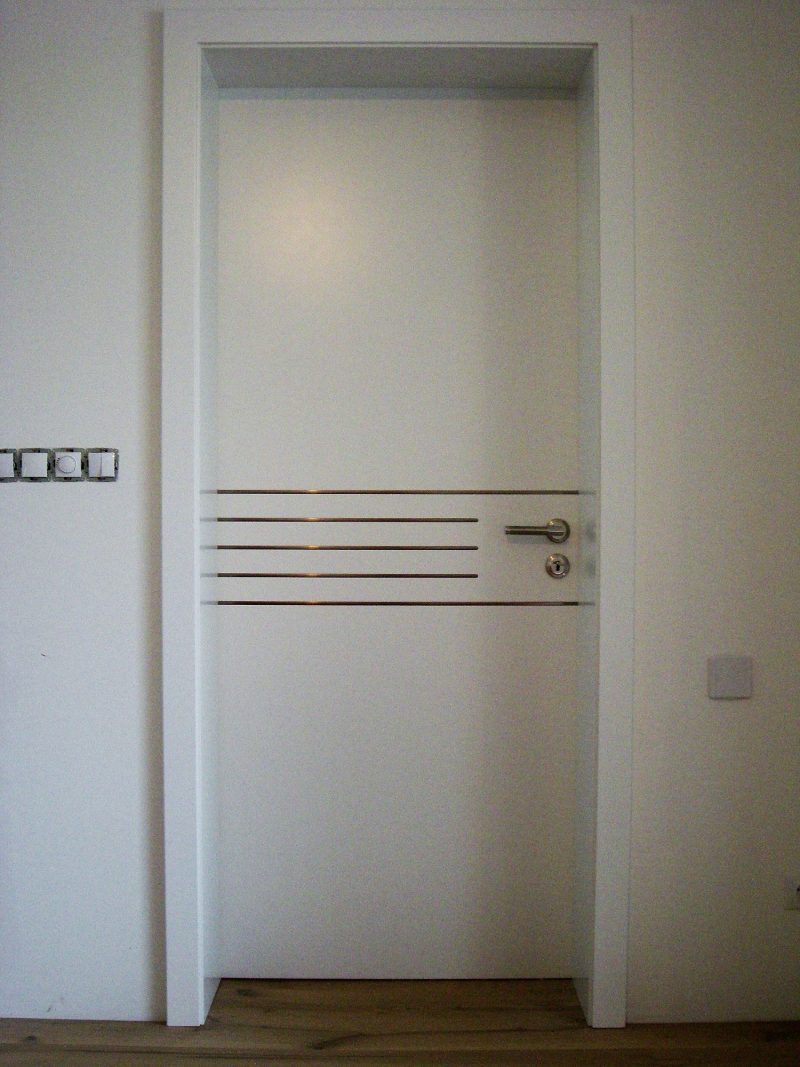 Zimmertüre weiß lackiert mit Rillen in Edelstahl Optik