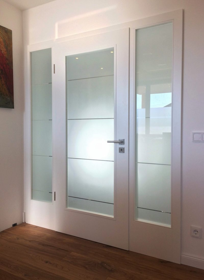Zimmertüre weiß lackiert mit sandgestrahltem Glas