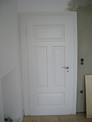 Zimmertür weiß mit längs und quer Kassetten Füllungen in Rahmenbau