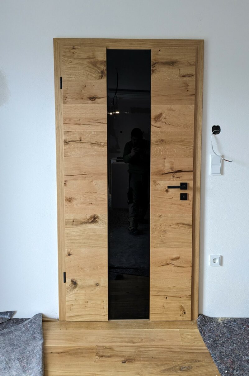 Zimmertür in Wildeiche quer Echtholz mit durchgehenden Schwarzglas